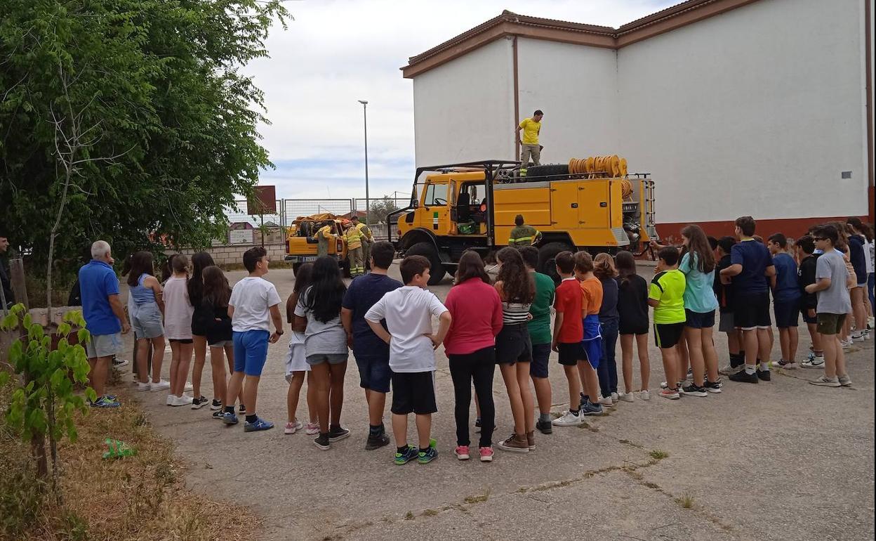 Un grupo de alumnos de Casar de Cáceres durante la explicación. 