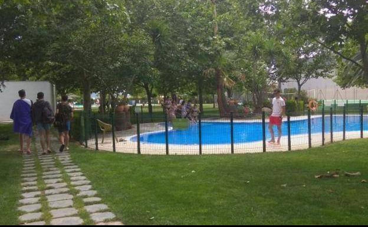 Fotografía de archivo. Piscina Municipal de Malpartida de Cáceres. 