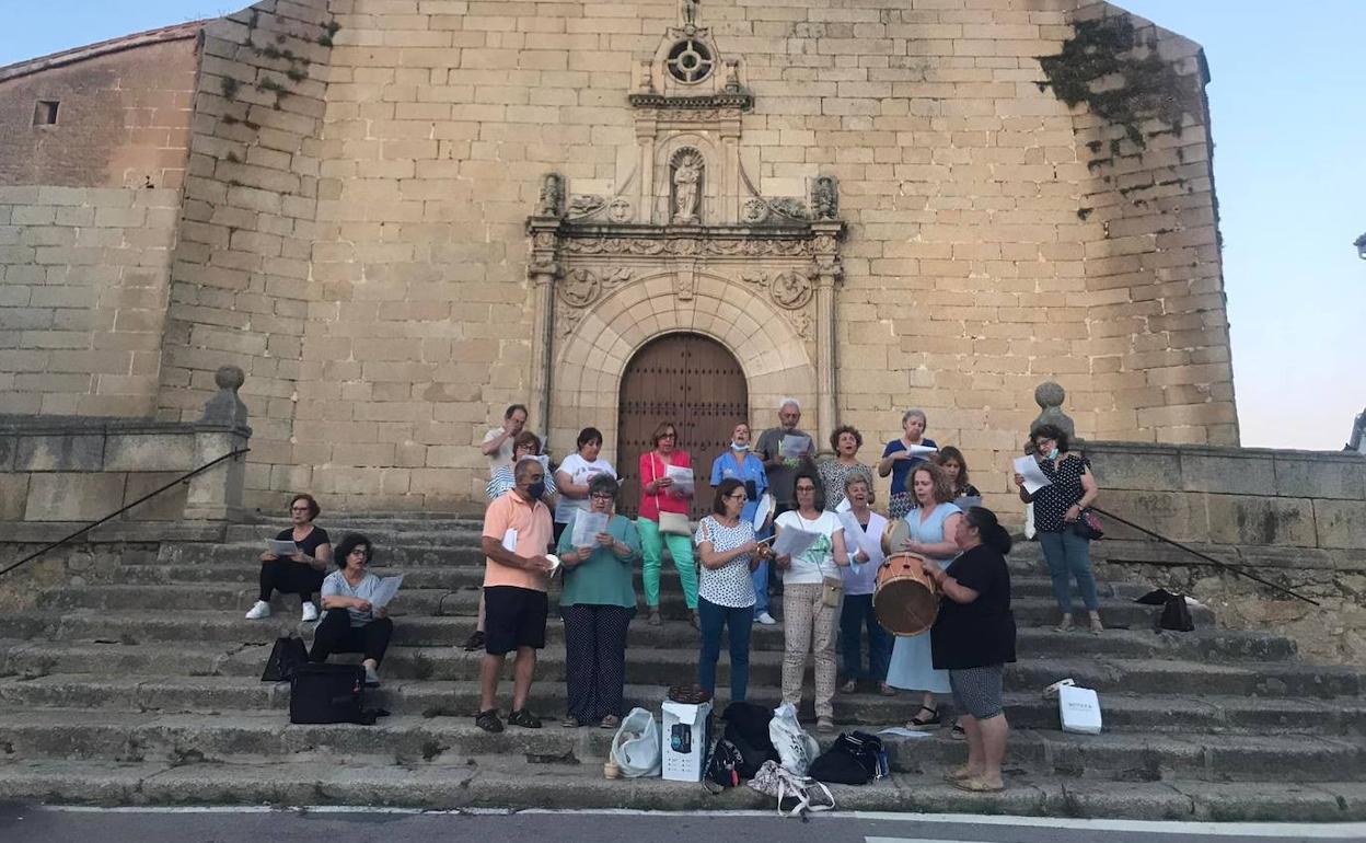 La Siembra ensayando en las escaleras de la iglesia. 