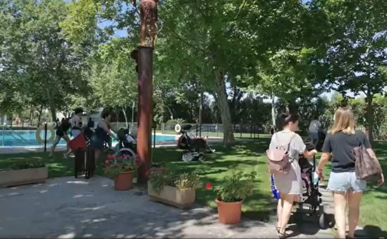 Varias personas con movilidad reducida acceden al reciento el día de su apertura. 