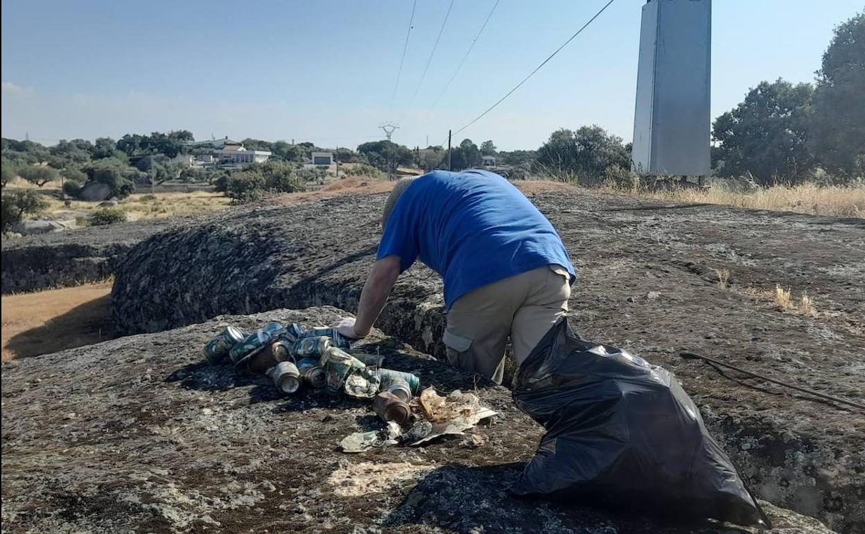 Recogidos alrededor de 10 kg de basuraleza en la Charca del Lugar