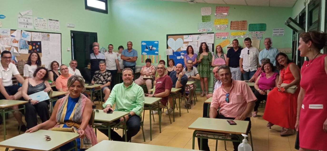 Imagen principal - Encuentro generacional de los nacidos en Malpartida de Cáceres en 1970