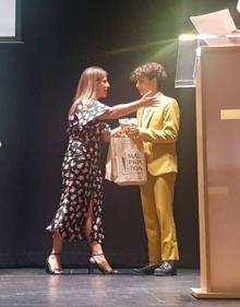 Imagen secundaria 2 - Carlos Castela Román recibe el premio Jacinto de Vega al mejor expediente