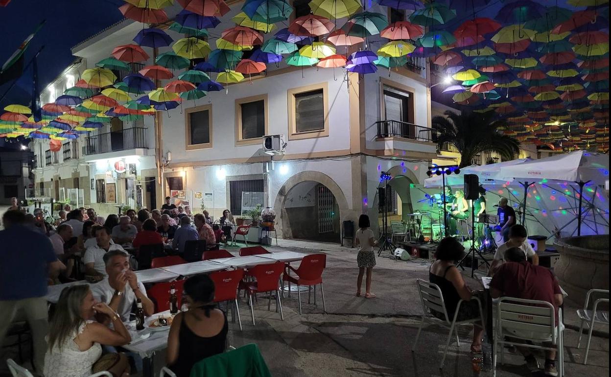 Cena de colores bajo los paraguas de la Plaza Mayor. 