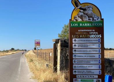 Imagen secundaria 1 - El Ayuntamiento instala un tótem de señalización del Monumento Natural Los Barruecos