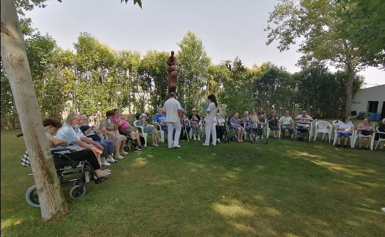 Jornada intergeneracional en la piscina municipal