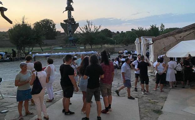 Imagen principal - El Museo Vostell brilló bajo la luna llena durante el festival Plena Moon