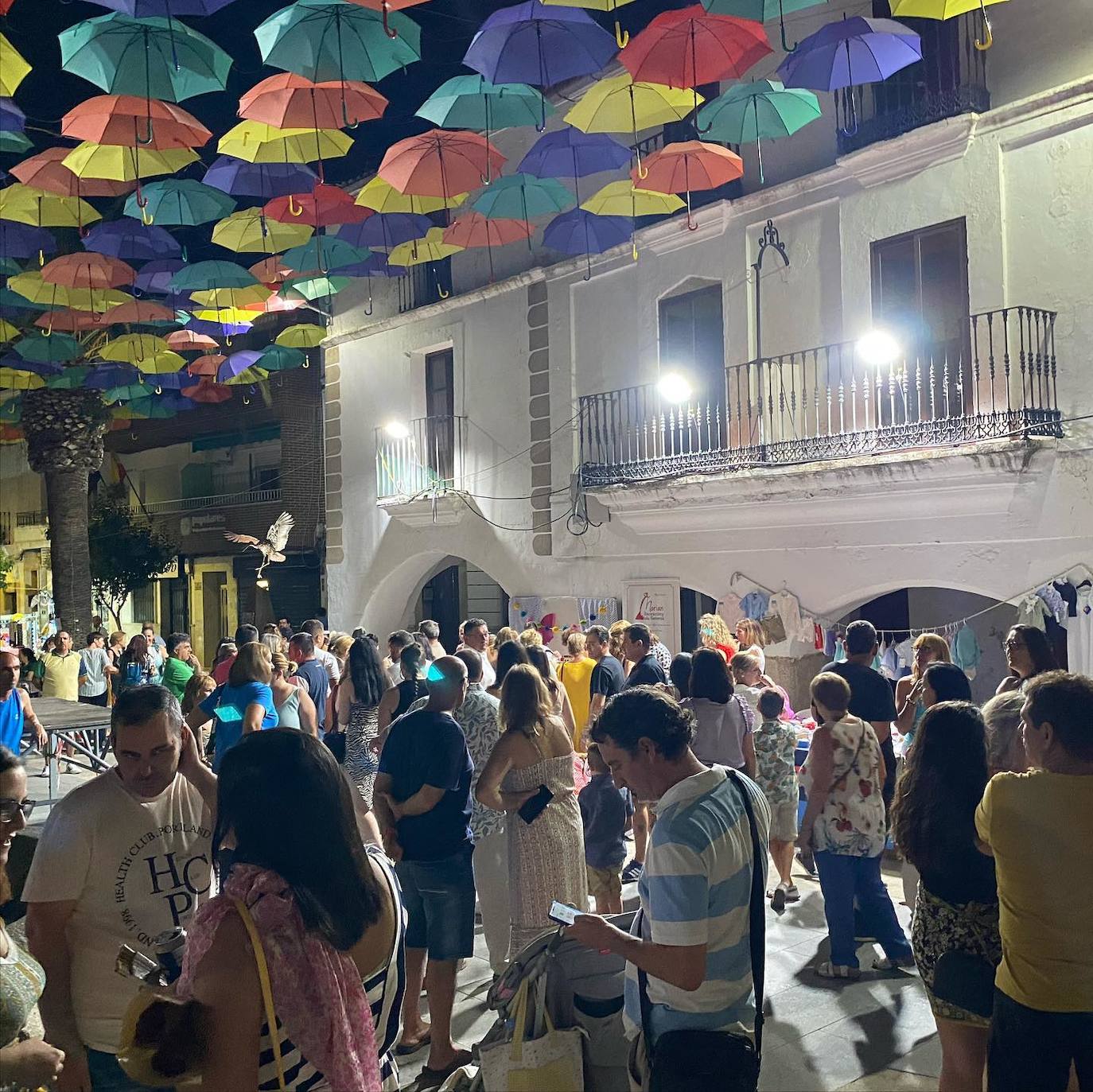 Gran ambiente en la Plaza Mayor durante la Noche del Emprendimiento. 