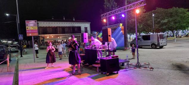 Gran ambiente en la Plaza Mayor durante la Noche del Emprendimiento. 