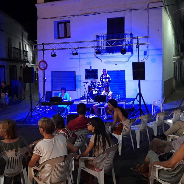 Gran ambiente en la Plaza Mayor durante la Noche del Emprendimiento. 