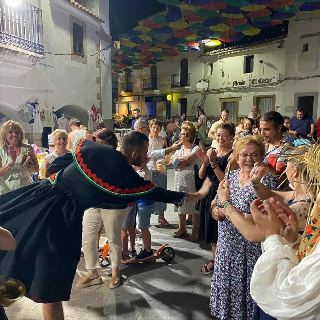 Gran ambiente en la Plaza Mayor durante la Noche del Emprendimiento. 