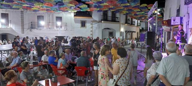 Gran ambiente en la Plaza Mayor durante la Noche del Emprendimiento. 