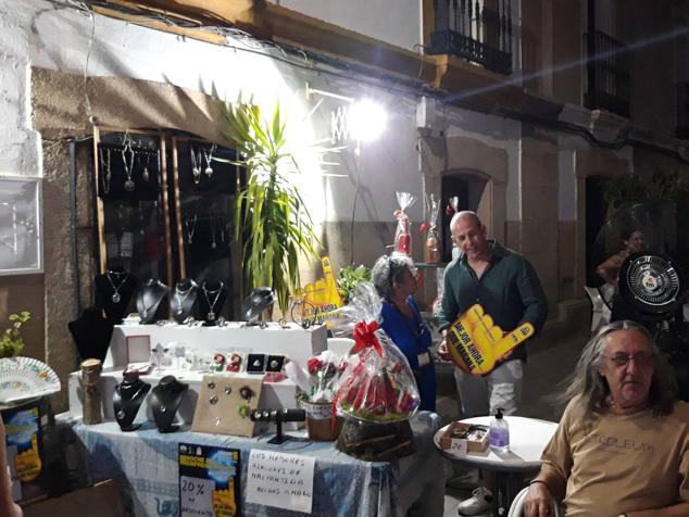 Gran ambiente en la Plaza Mayor durante la Noche del Emprendimiento. 