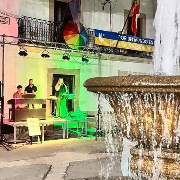 Gran ambiente en la Plaza Mayor durante la Noche del Emprendimiento. 