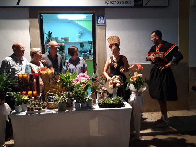 Gran ambiente en la Plaza Mayor durante la Noche del Emprendimiento. 