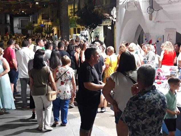 Gran ambiente en la Plaza Mayor durante la Noche del Emprendimiento. 