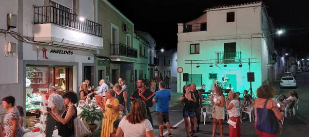 Gran ambiente en la Plaza Mayor durante la Noche del Emprendimiento. 