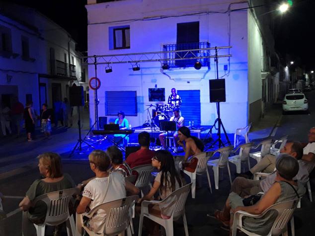 Gran ambiente en la Plaza Mayor durante la Noche del Emprendimiento. 