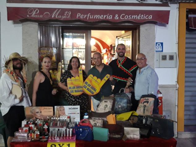 Gran ambiente en la Plaza Mayor durante la Noche del Emprendimiento. 