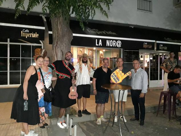Gran ambiente en la Plaza Mayor durante la Noche del Emprendimiento. 
