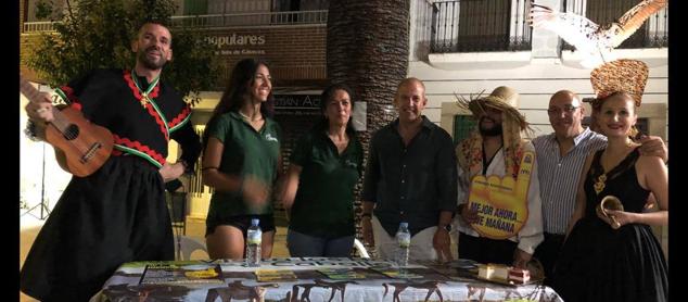 Gran ambiente en la Plaza Mayor durante la Noche del Emprendimiento. 