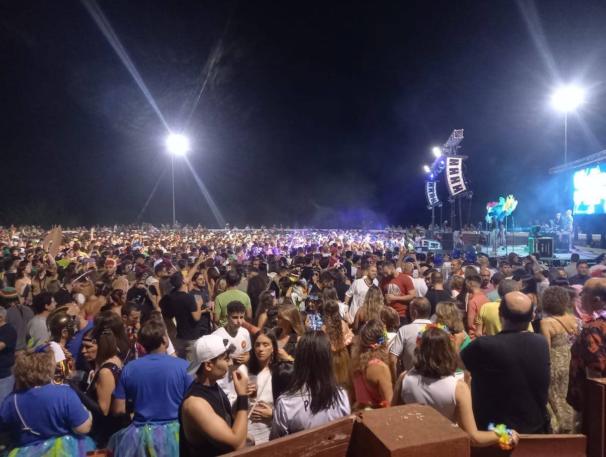 Imagen principal - Casi 5.000 personas se dieron cita en Malpartida de Cáceres durante el Carnaval de Verano