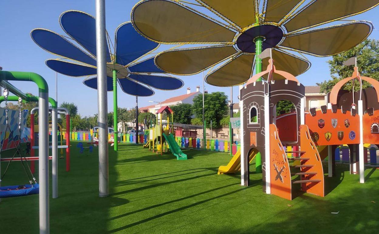 Instalado el nuevo césped en el Parque Infantil de la plaza de La Nora. 