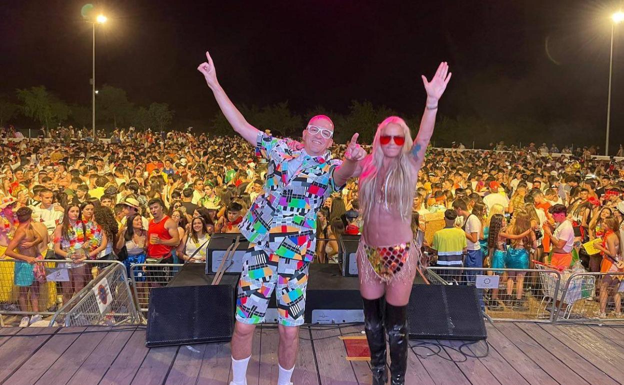 Leticia Sabater y DJ Cherry Coke durante el Carnaval de Verano de Malpartida de Cáceres. 