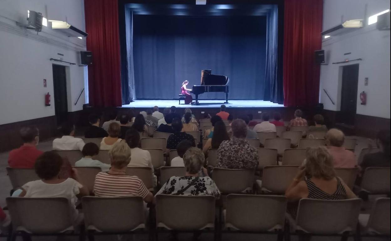 Concierto a favor de la Junta Local de la AECC por parte de Rubén Castelló y Clara Redondo