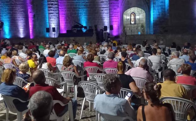 Imagen principal - Tamara Alegre, acompañada de Antonio Luis Suárez, abre las Veladas del Carmen