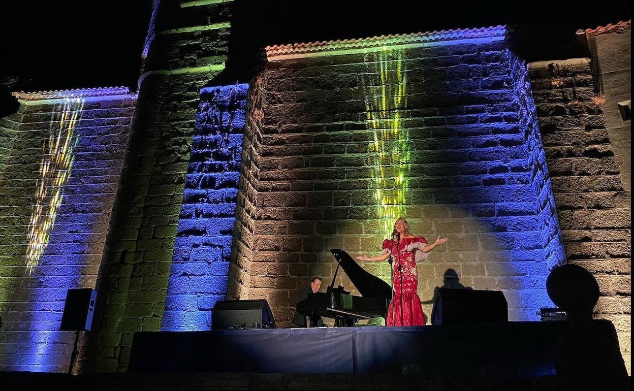 Laura Gallego durante su actuación en Malpartida de Cáceres. 