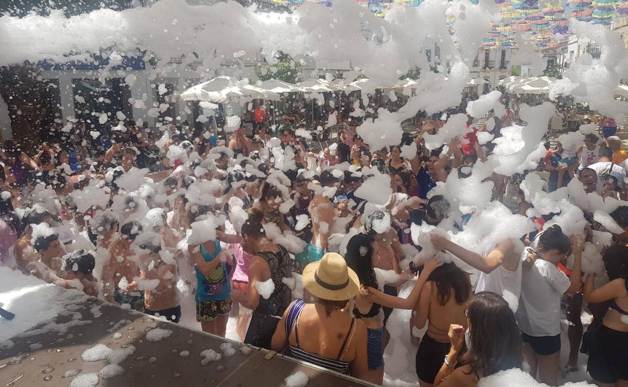 Cañón de espuma en la Plaza Mayor. 