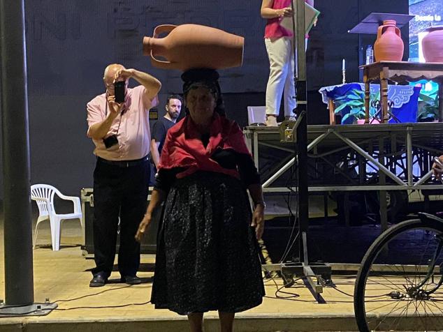 Fotos: ¡Agua va!. Desde la búsqueda de la «carguina» diaria hasta el milagro de abrir el grifo'
