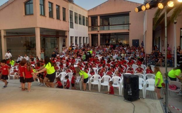 Imagen principal - Gran asistencia a la clausura de La Tirolina