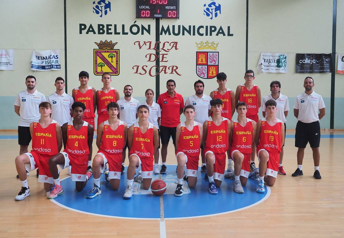 De blanco, el segundo por la derecha, Pablo Acedo con la selección U-14 masculina. 