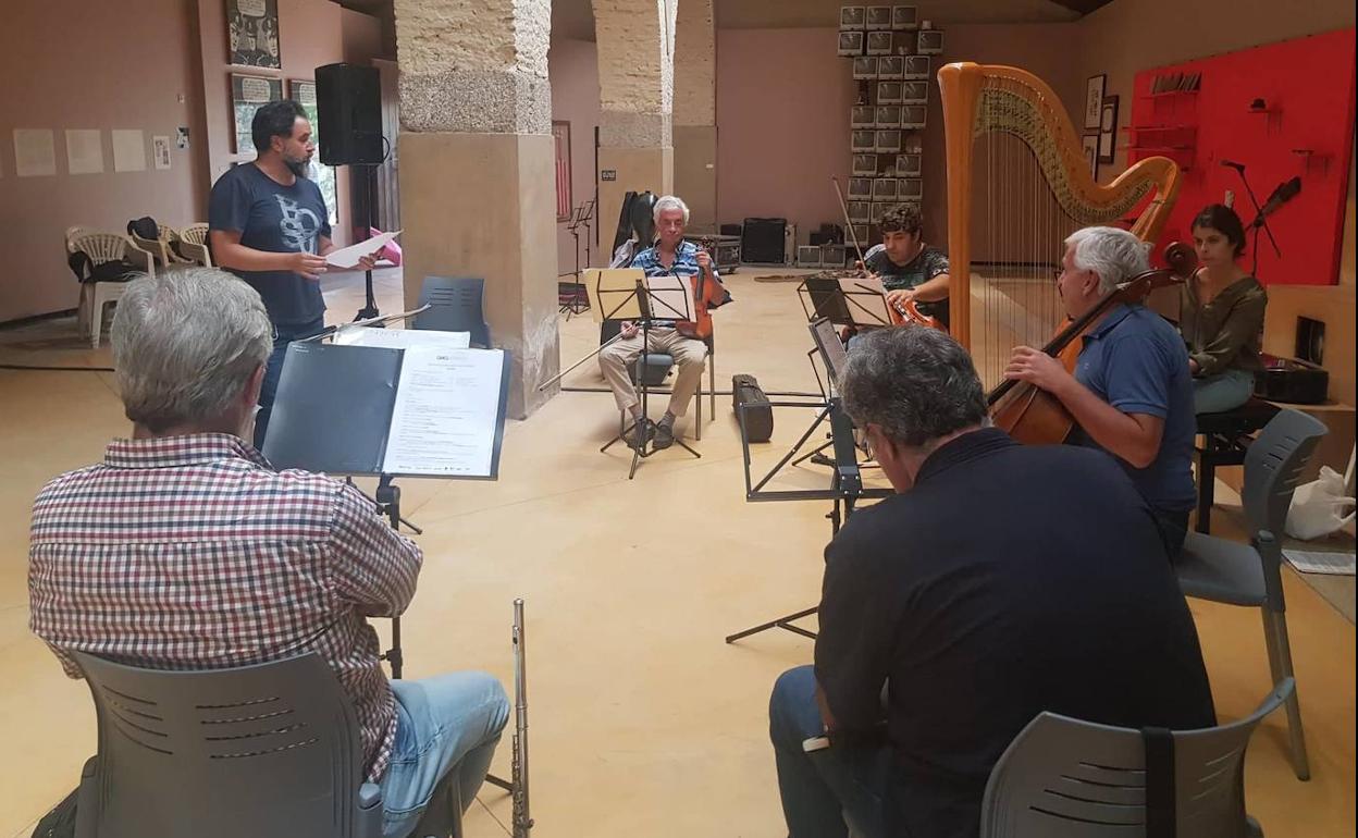 El grupo de Música Contemporánea de Lisboa ensayando en el Museo Vostell Malpartida. 