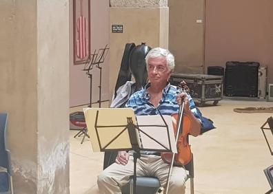 Imagen secundaria 1 - El director artístico y violinista José Sá Machado en el Museo Vostell Malpartida.
