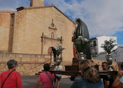 Imagen secundaria 1 - Las Amas de Casa trasladaron a Santa Ana hasta la parroquia para la misa de la Asamblea