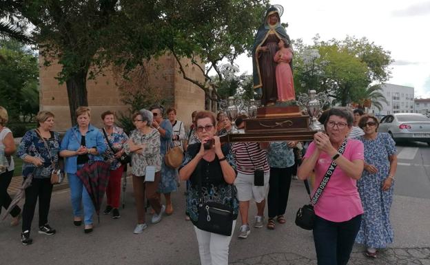 Imagen principal - Las Amas de Casa trasladaron a Santa Ana hasta la parroquia para la misa de la Asamblea