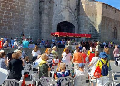 Imagen secundaria 1 - Mercado, misa a Santa Ana y Alfredo Aguilera, alcalde de la localidad, entregando un obsequio al arzobispo de Toledo, Francisco Cerro Chaves.