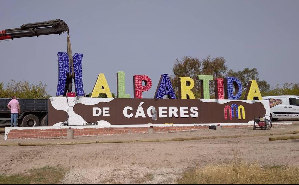 Malpartida de Cáceres estrena letras gigantes promocionales en la entrada del municipio