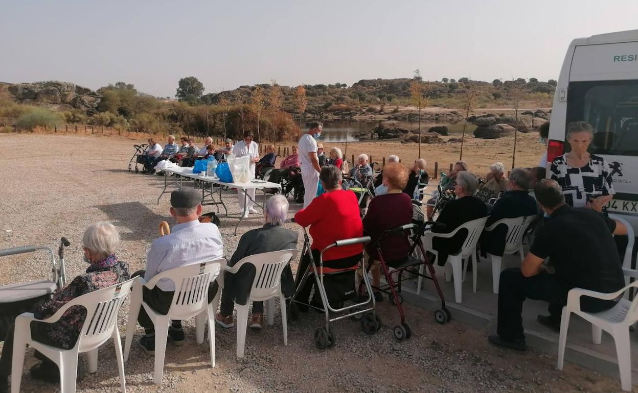 Los mayores del Centro de Día y la residencia Santa Ana visitan el escenario de Juego de Tronos
