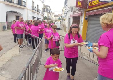Imagen secundaria 1 - Malpartida de Cáceres volvió a teñir las calles de rosa contra el Cáncer de Mama 