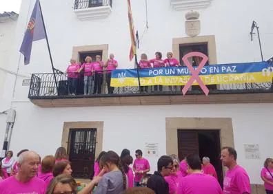 Imagen secundaria 1 - Malpartida de Cáceres volvió a teñir las calles de rosa contra el Cáncer de Mama 