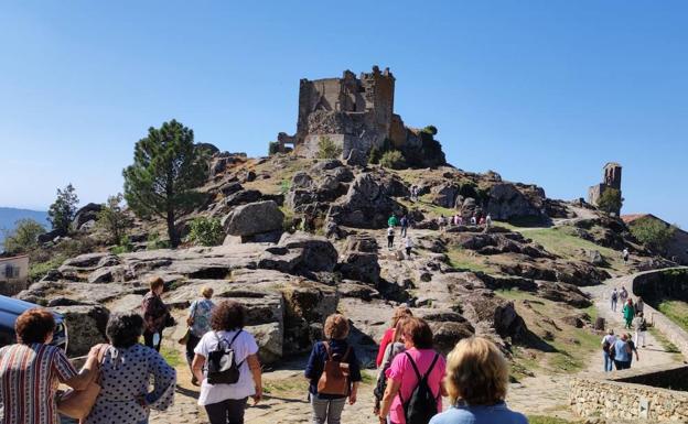 Imagen principal - La asociación de las Amas de Casa de Malpartida de Cáceres han disfrutado de su Semana Cultural