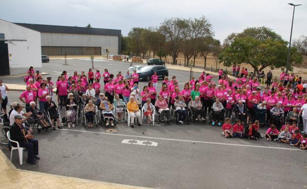 Imagen principal - Malpartida de Cáceres volvió a teñir las calles de rosa contra el Cáncer de Mama
