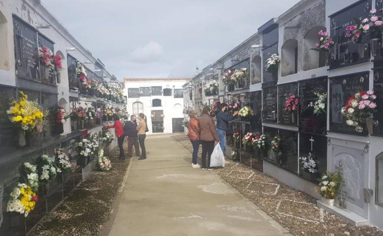 Cementerio malpartideño adornado para el Día de Todos Los Santos de 2021. 