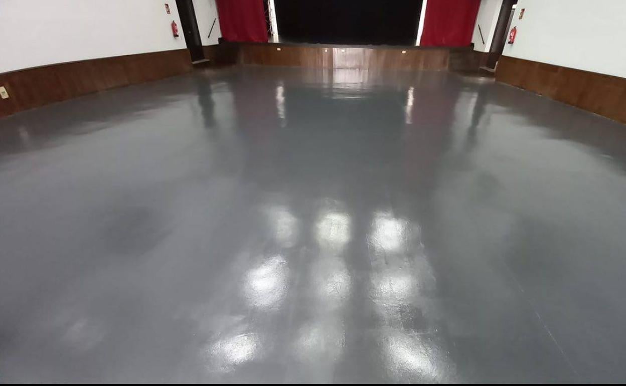 El Ayuntamiento de Malpartida de Cáceres pavimenta el Salón de Actos de la Casa de Cultura