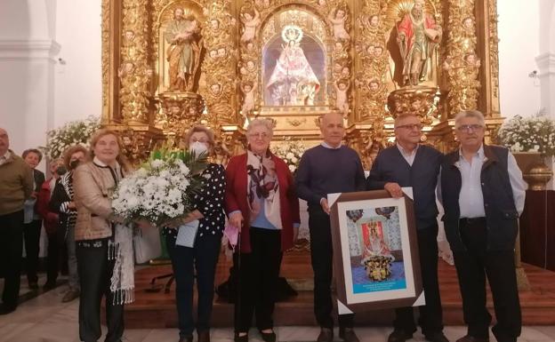 Imagen principal - Los mayores del Club La Paz reciben un homenaje en el santuario de la Virgen de la Montaña