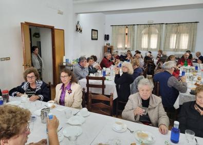 Imagen secundaria 1 - Los mayores del Club La Paz reciben un homenaje en el santuario de la Virgen de la Montaña